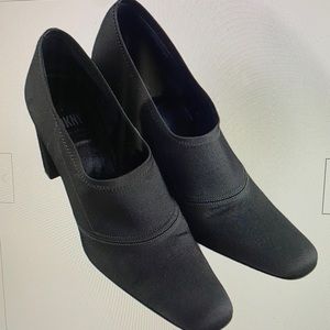 DKNY Sexy stretch sharkskin fabric pump. Silver/grey. Gently used.